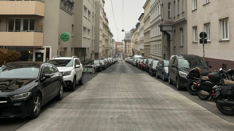 copyright: BV 4 Blick in eine Straße mit parkenden Fahrzeugen entlang der Wohnhäuser links und rechts