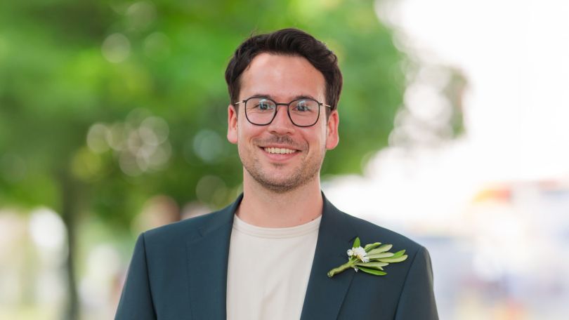 copyright: Bernhard Schindler Ein lächelnder Mann mit kurzen brauen Haaren und Brille