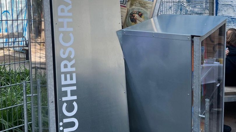 copyright: BV 7 3-teiliger Bücherschrank aus Metall und Glas