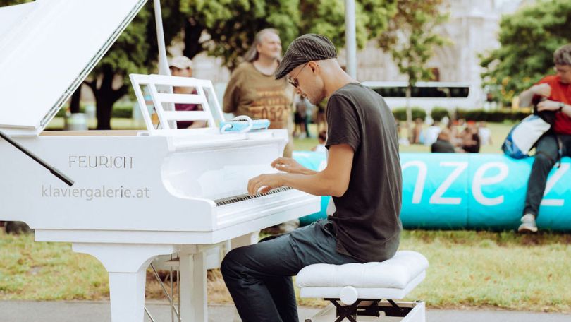 copyright: BV 9 Ein Mann spielt im Freien Piano