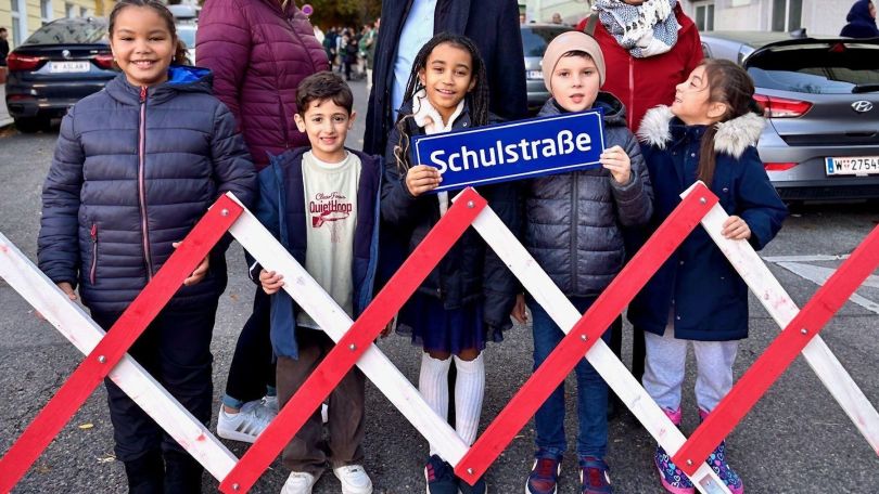 copyright: BV 10 Kinder vor Absperrung mit Straßenschild "Schulstraßen".