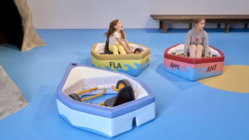 copyright: Stadt Wien/Markus Wache 3 Kinder in kleinen Booten auf blauem Boden