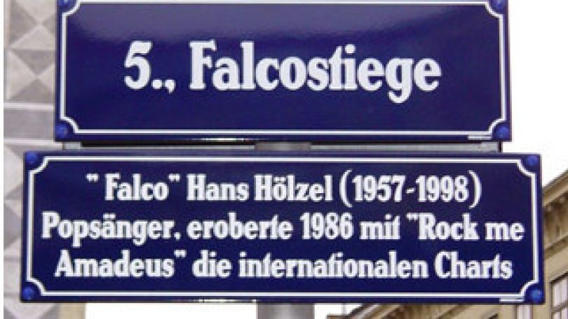 copyright: Sandra Oesterle Straßenschild mit Aufschrift "Falcostiege"