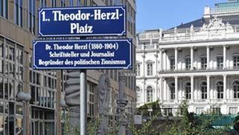 copyright: PID - Ismail Gökmen Straßentafel vom Theodor-Herzl-Platz mit Zusatzschild: "Dr. Theodor Herzl (1860-1904), Schriftsteller und Journalist, Begründer des politischen Zionismus"