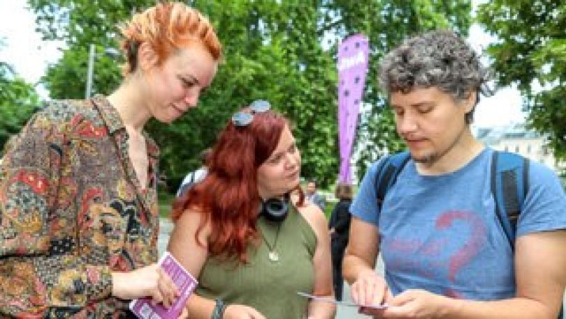 copyright: Stadt Wien/Christian Fürthner 3 Personen in sommerlicher Kleidung stehen vor Bäumen