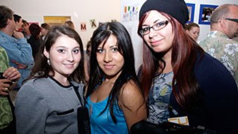 copyright: Verein Wiener Jugendzentren Drei jugendliche Mädchen mit Mikrofon