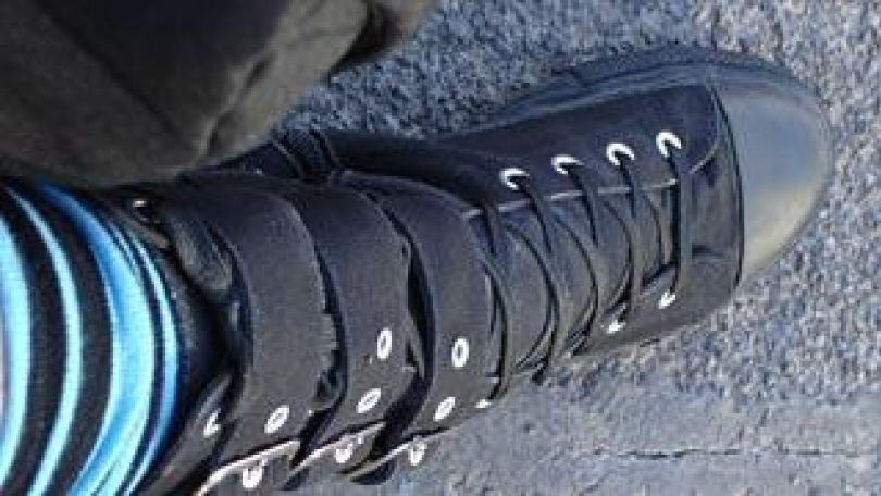 copyright: Julia Kerbl Schuh mit buntem Socken