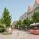 copyright: ZOOMVP.AT Visualisierung der einfahrenden Straßenbahn, daneben ein Platz mit Bäumen und Beeten sowie Altbauten