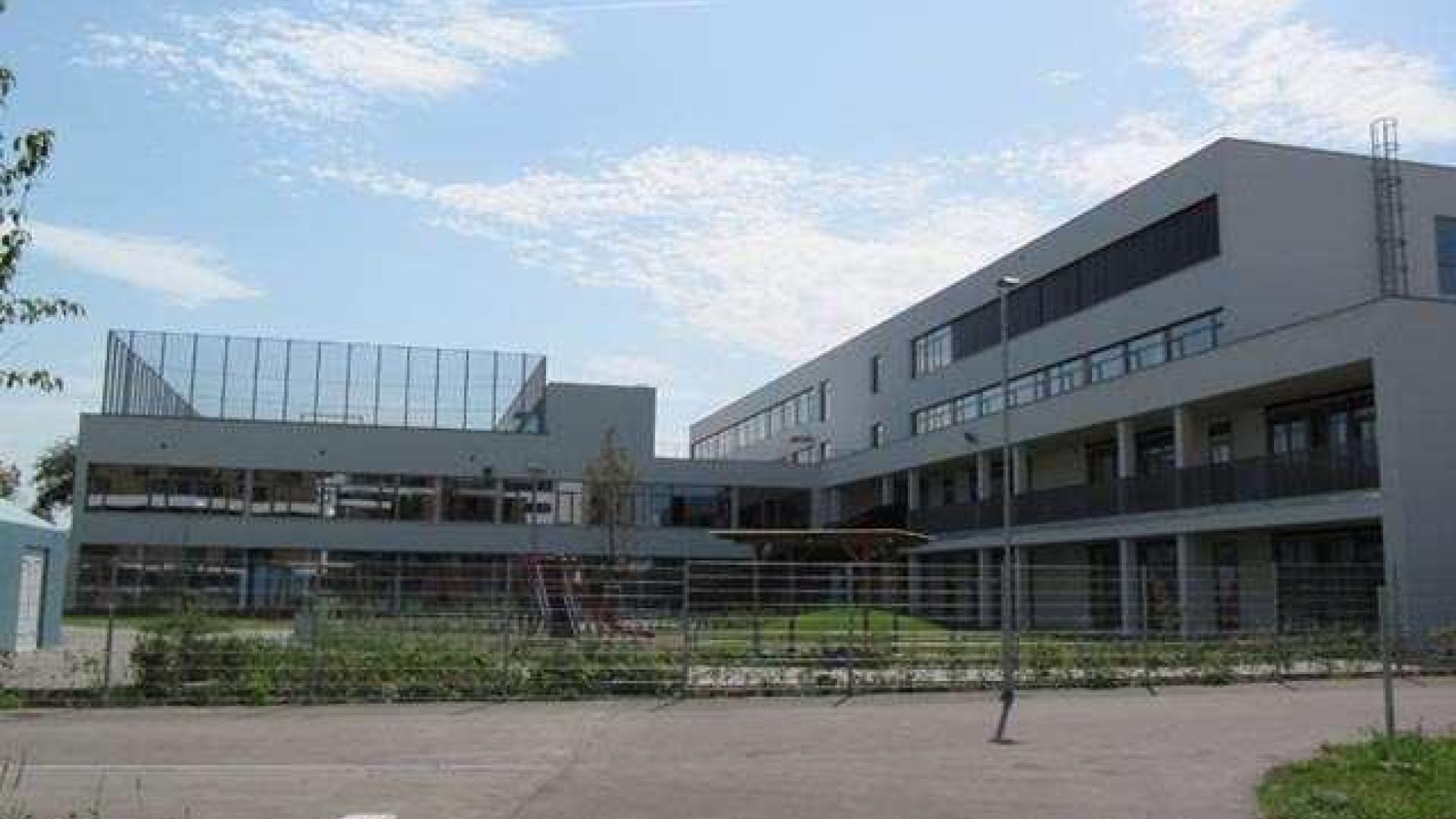 copyright: MA 19 Gebäude, links 2-geschoßig mit Einzäunung am Dach, rechts anschließend 4-geschoßig. Davor Grünfläche.