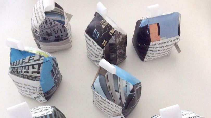 copyright: Stadt Wien - Architektur und Stadtgestaltung Häuser-Modelle aus Textilien, bedruckt mit Fotografien und Texten, die beim Architekturpreis "gebaut" eingereicht wurden.