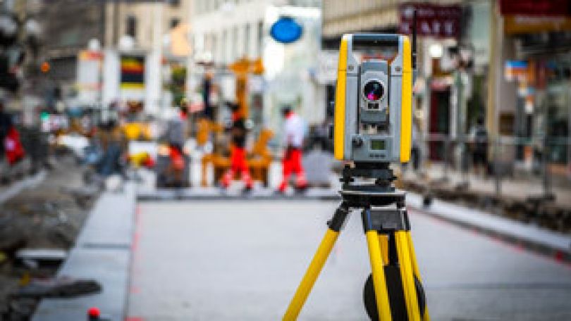 copyright: MA 28/Christian Fürthner Gerät zur Vermessung im Straßenbau, dahinter Straßenbauarbeiten
