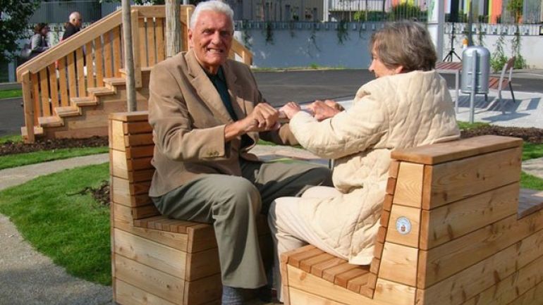 copyright: MA 42 Zwei ältere Parkbesucher sitzen am Rudergerät