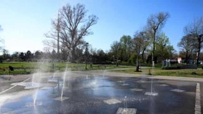 copyright: Stadt Wien/Martin Votava Wasserfontänen, dahinter Wiese