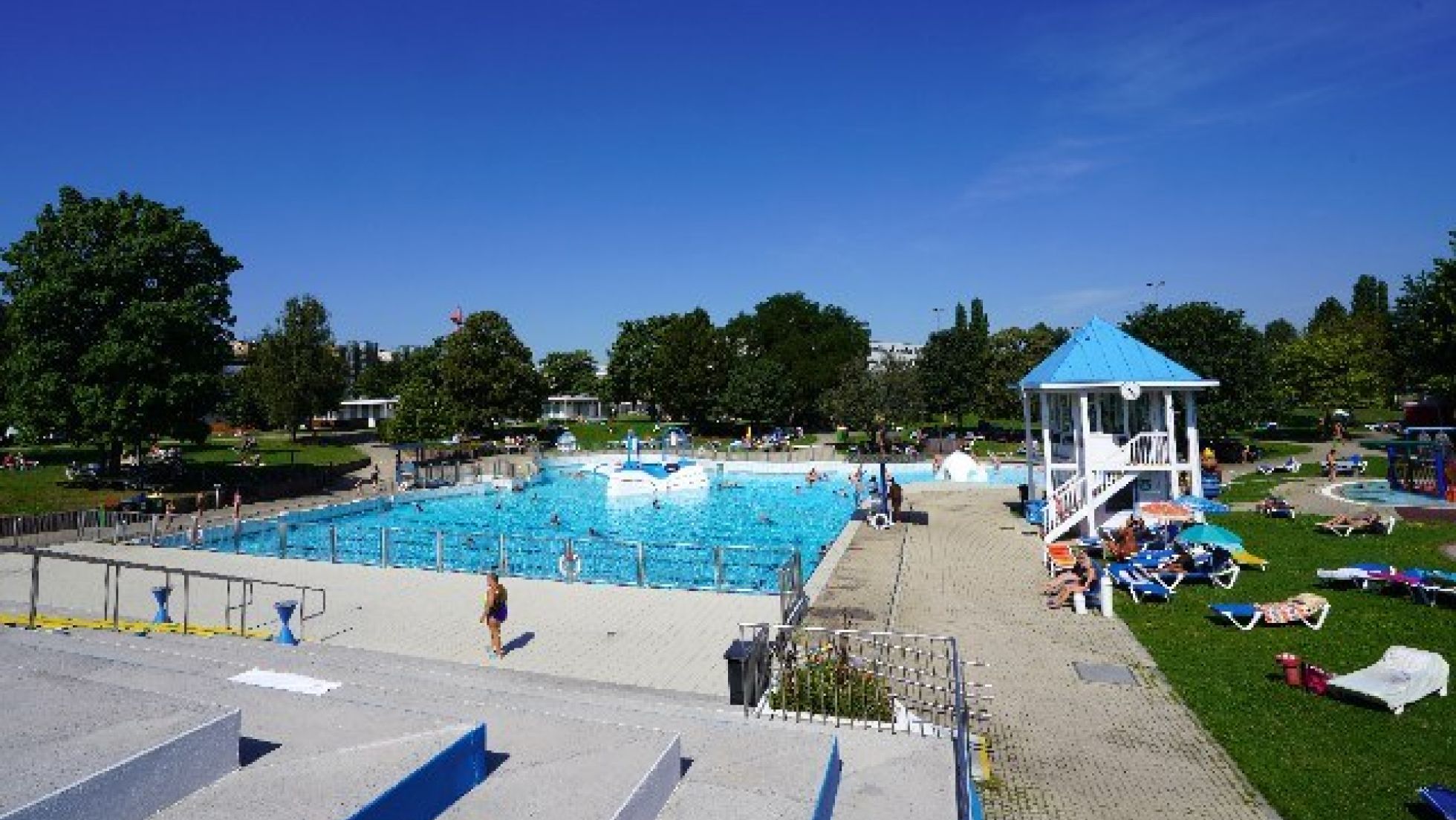 copyright: Stadt Wien/Horst Lassnig Becken und Liegefläche im Simmeringer Bad