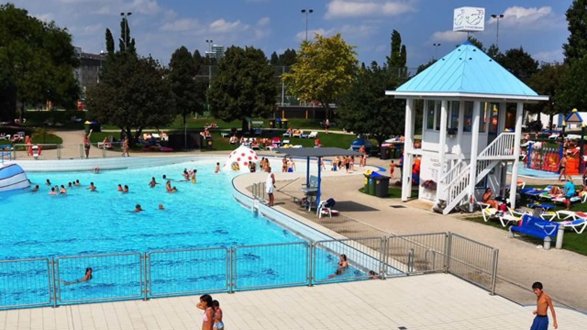 copyright: Wiener Bäder (MA 44) Wellenbecken im Außenbereich des Simmeringer Bades