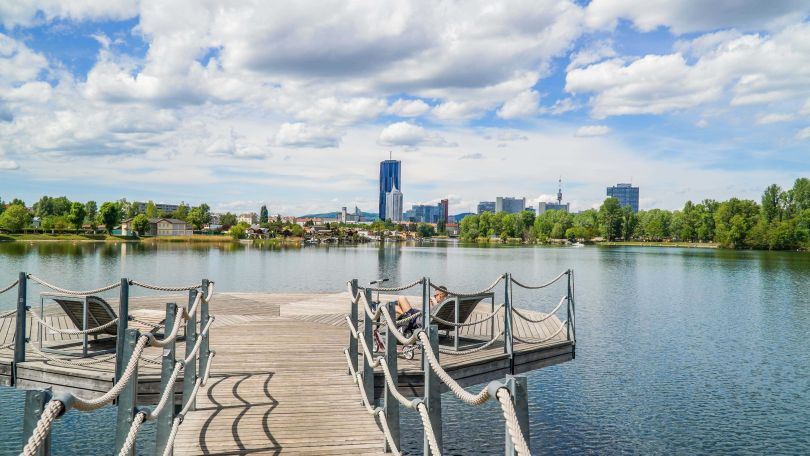 copyright: MA45/Christian Fürthner Badesteg an der Promenade der Unteren Alten Donau mit DC-Tower und UNO-City im Hintergrund