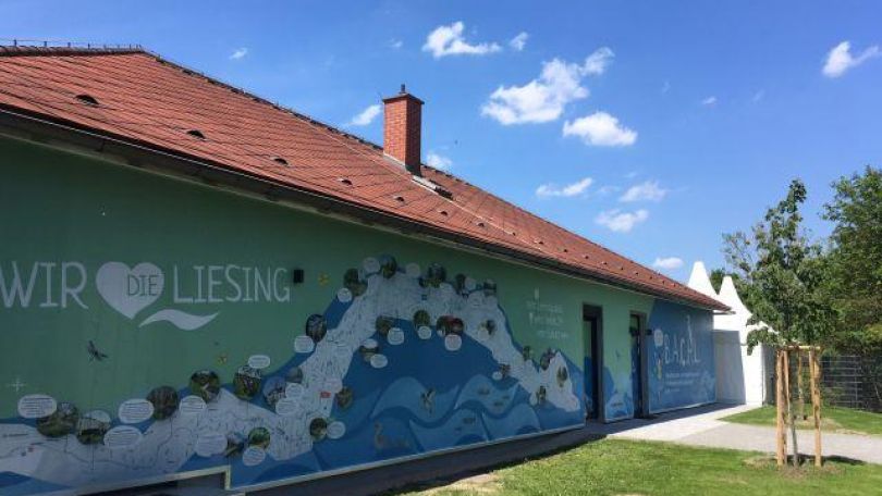 copyright: Wiener Gewässer (MA 45) Haus mit bemalter Fassade mit Aufschrift "Wir die Liesing - Bachl"