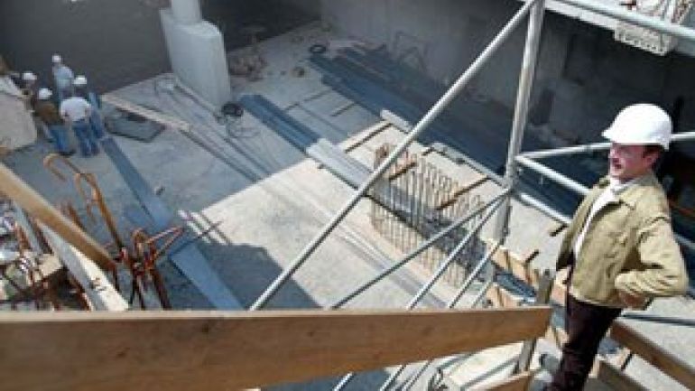 copyright: Raffael Frick Keller im Rohbau auf einer Baustelle; Mann mit Bauhelm