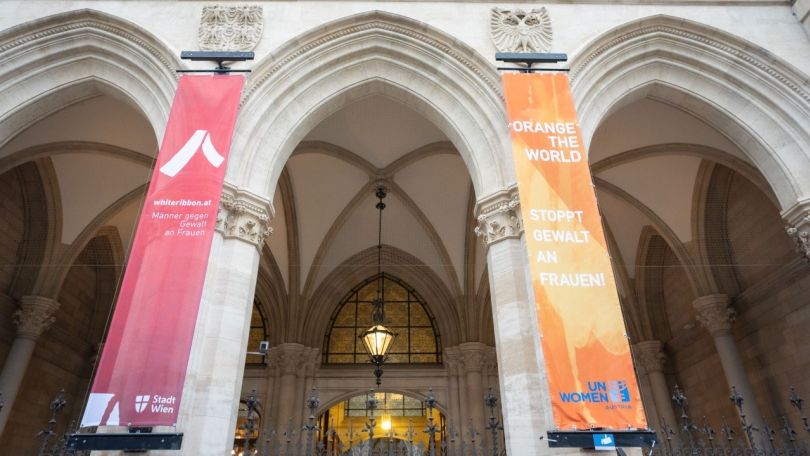 copyright: Stadt Wien / David Bohmann Fahnen am Rathaus anlässlich 16 Tage gegen Gewalt