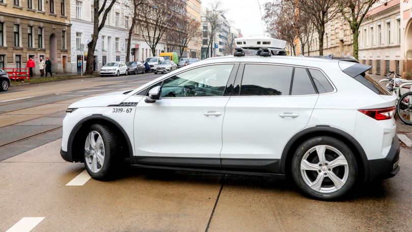 copyright: Stadt Wien/Christian Fürthner Auto mit Senoren zur Parkraumüberwachung auf Straße