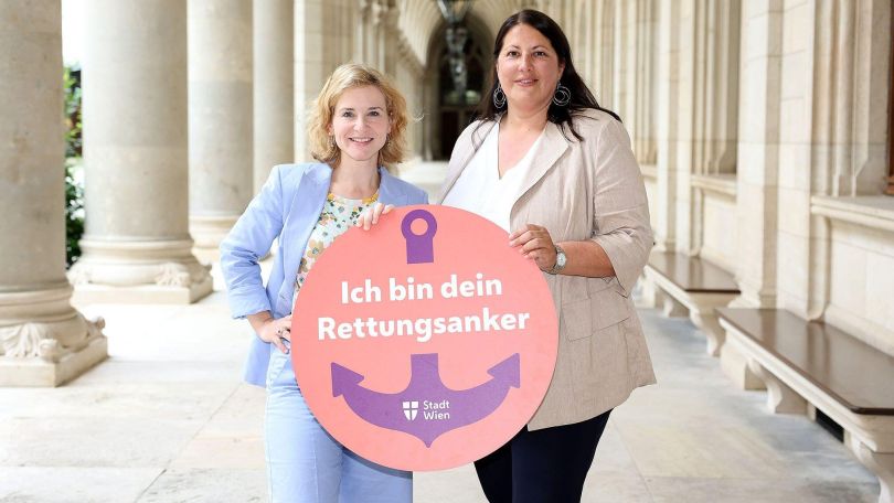 copyright: Stadt Wien/Martin Votava Stadträtin Kathrin Gaál und Frauenministerin Eva-Maria Holzleitner halten das Logo des Rettungsankers