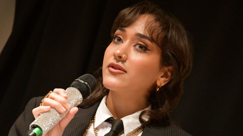 copyright: Kiessling/MA57 Eine junge Frau hält ein mit Straß beklebtes Mikrophon in den Händen und spricht