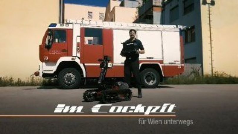 copyright: MA 68 Ein Mann steht mit einem Taurob vor einem Feuerwehrauto, mit Schriftzug