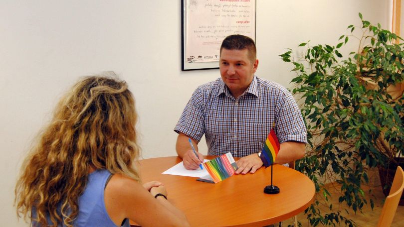 copyright: WASt Zwei Personen in einer Beratungssituation am runden Tisch