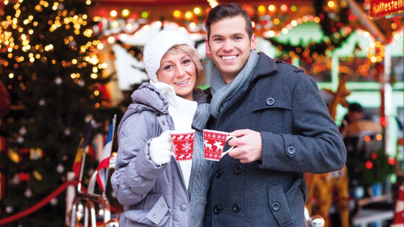 copyright: Fotolia 2 Personen, die mit einem Punschhäferl anstoßen