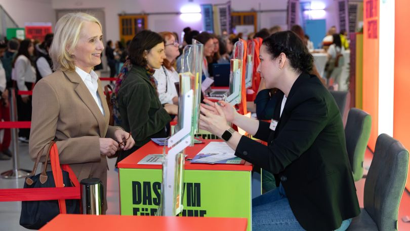copyright: waff/Jana Madzigon Eine Frau lässt sich beim Future Fit Festival beraten