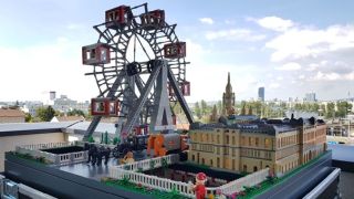 Legostein-Modell mit dem Rathaus und dem Riesenrad in Wien
