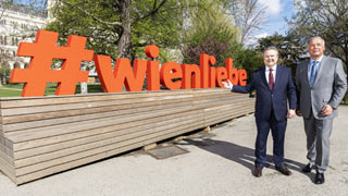 Brgermeister Michael Ludwig und Wirtschaftskammer Wien Prsident Walter Ruck vor einem #wienliebe-Schriftzug