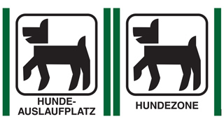 2 Tafeln mit gezeichnetem Hund und den Aufschriften "Hundeauslaufplatz" und "Hundezone"