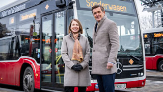 Wiener Linien-Geschftsfhrerin Gudrun Senk und  ffi-Stadtrat Peter Hanke vor einem E-Buss eCitaro