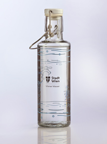 Verschliebare Glasflasche mit Motiv und Aufschrift "Stadt Wien - Wiener Wasser"