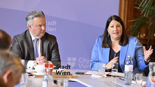 Brgermeister Michael Ludwig und Stadtrtin Kathrin Gal sitzen an einem Besprechungstisch