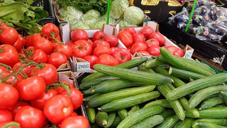 Marktstand mit Tomaten und Gurken