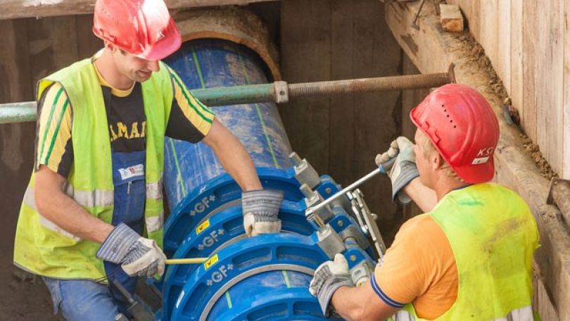 copyright: MA 31 - Christian Houdek Zwei Mitarbeiter von Wiener Wasser ziehen ein neues Rohr in ein altes Rohr ein