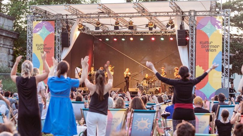 copyright: Stadt Wien/Judith Stehlik Band spielt auf einer Konzertbühne vor Zuseher*innen