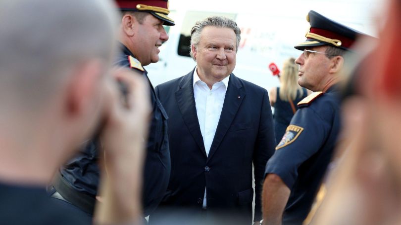 copyright: Stadt Wien/Martin Votava Bürgermeister Michael Ludwig mit 2 Polizisten