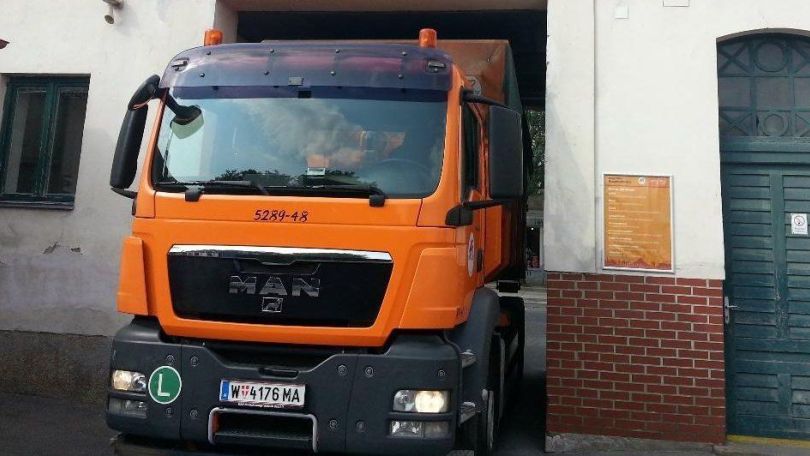 copyright: MA 48 Ein Müllfahrzeug fährt aus einer Ausfahrt