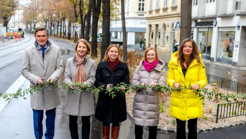 copyright: Stadt Wien/Christian Fürthner Öffi-Stadtrat Peter Hanke, Wiener Linien Geschäftsführerin Gudrun Senk, NEOS Mobilitätssprecherin Angelika Pipal-Leixner, Bezirksvorsteherin Lea Halbwidl und Planungsstadträtin Ulli Sima