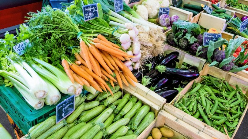 copyright: Erwin Wodicka - wodicka@aon.at Auswahl an Gemüse auf einem Marktstand