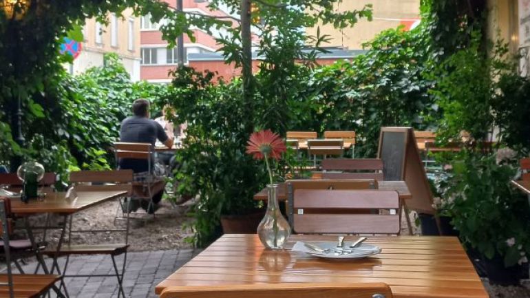 copyright: Stadt Wien - Umweltschutz/Manfred Schönwälder Gastgarten mit Pflanzendach