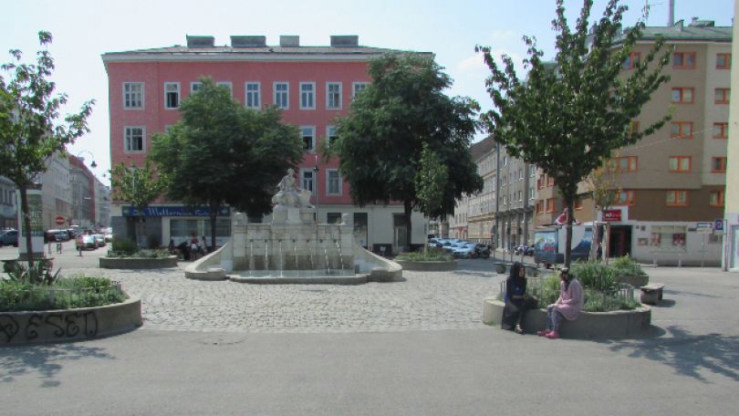 Haus mit Brunnen davor