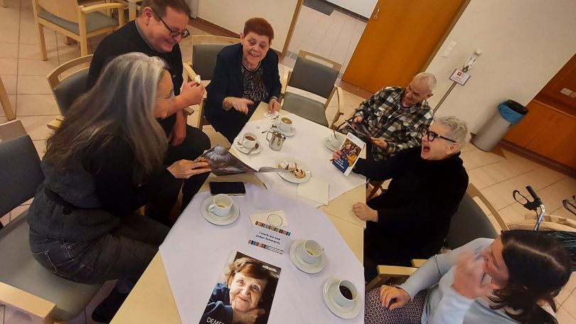 copyright: BV 5 Ältere Frauen und Männer sitzend lachend um einen Tisch