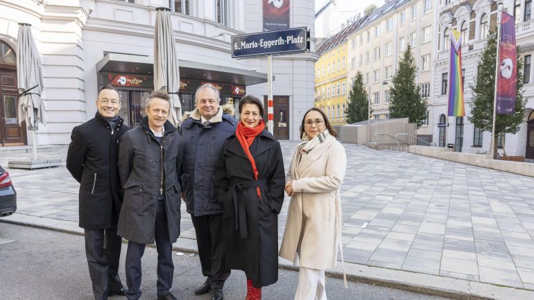 Christian Struppeck, Peko Baxant, Franz Patay, Veronica Kaup-Hasler und Julia Lessacher stehen vor dem neuen Straßenschild "Marta-Eggerth-Platz"