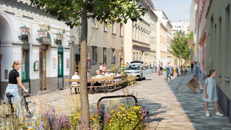 Rendering: Eine gepflasterte Begegnungsstraße mit Schanigarten, Passanten und einer Frau am Fahrrad. Bäume und Beete brechen den Straßenzug auf;