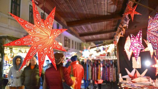 Weihnachtsmarkt am Spittelberg; ein Stand mit Laternen in Sternform