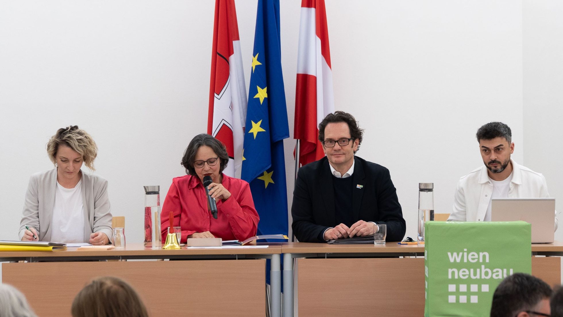 copyright: Copyright © 2021 HW. All rights reserved. Bezirksvorsteher Markus Reiter in der Bezirksvorstehungssitzung